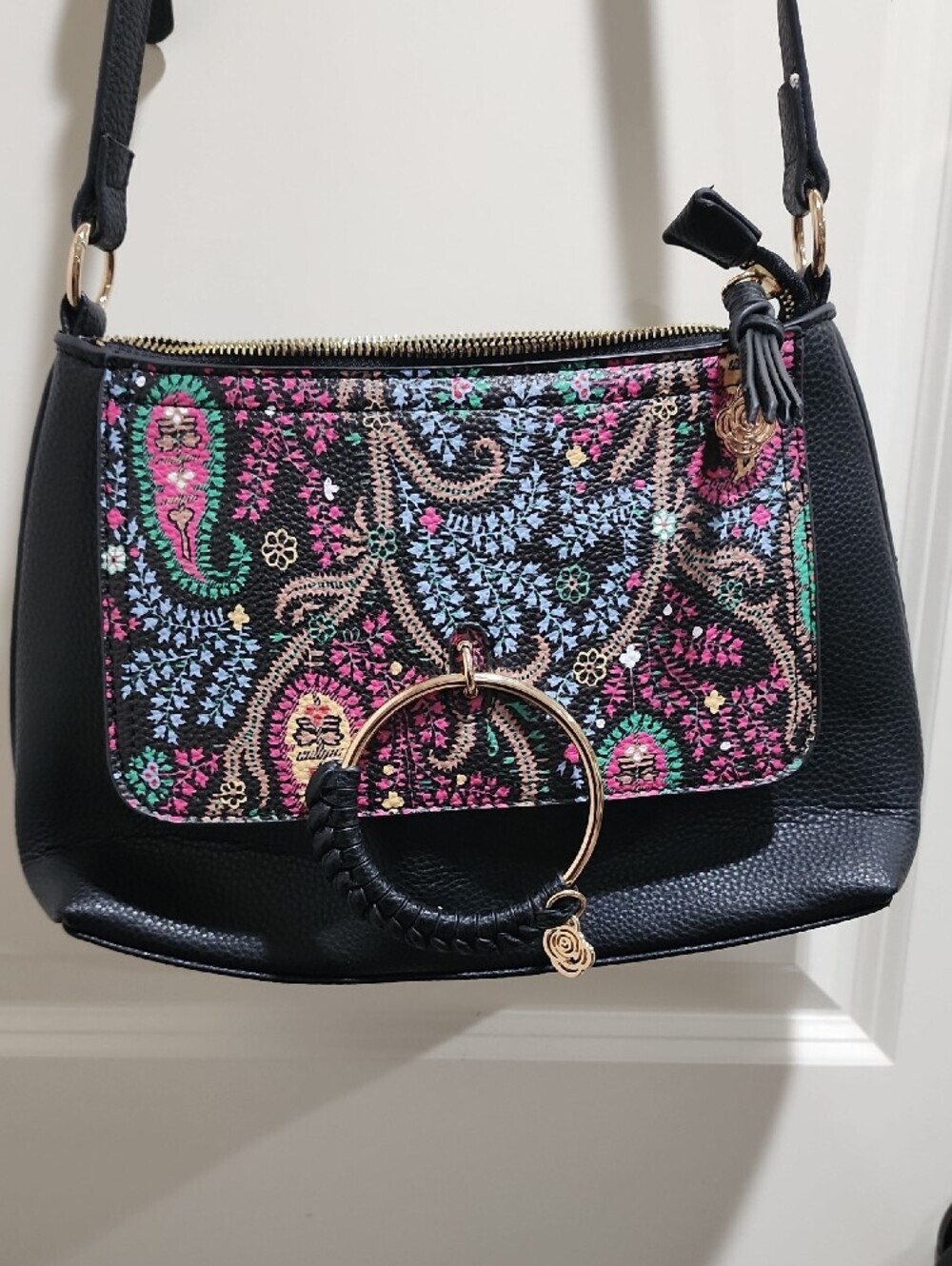 Beautifully Carlos Santana by Carlos Santana Mia Zip Cross Body Bag